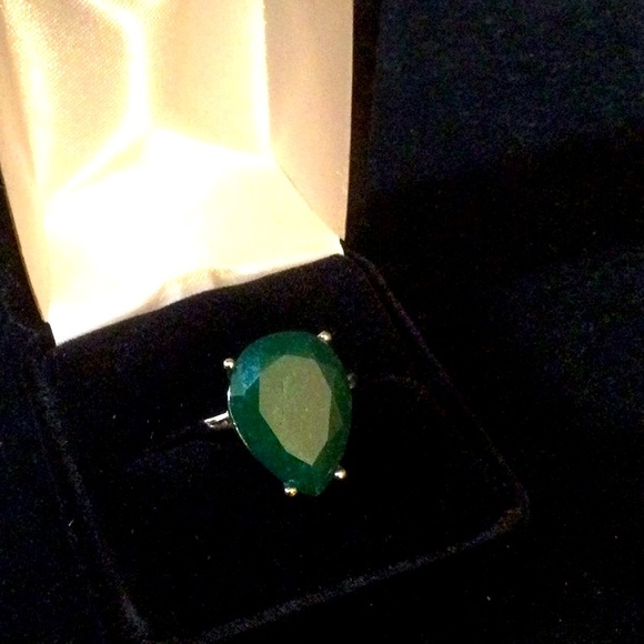 Exquisite Genuine Emerald Ring - Picture 9 of 11